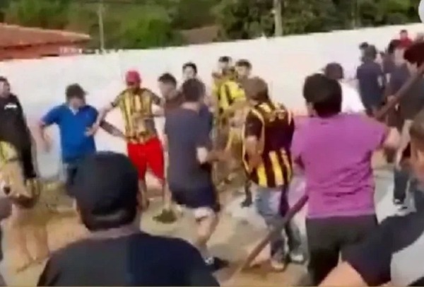 Jugador festejó un gol frente a la hinchada del rival y se desató gresca en las gradas - Unicanal