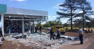 La Nación / Hay dos detenidos por el asalto a un banco en Pirapó
