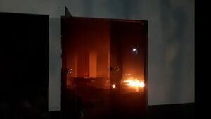 Municipalidad de Carmelo Peralta se incendia y presumen atentado