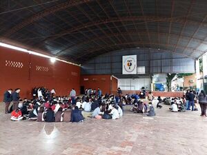 Alumnos del CTN hacen sentata para pedir una semana recreativa por la juventud - Nacionales - ABC Color