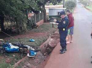 Motociclista muere al estrellarse contra el poste de madera de un alambrado en Hernandarias