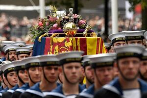 Vehículo fúnebre traslada el féretro de Isabel II hacia Windsor - Mundo - ABC Color