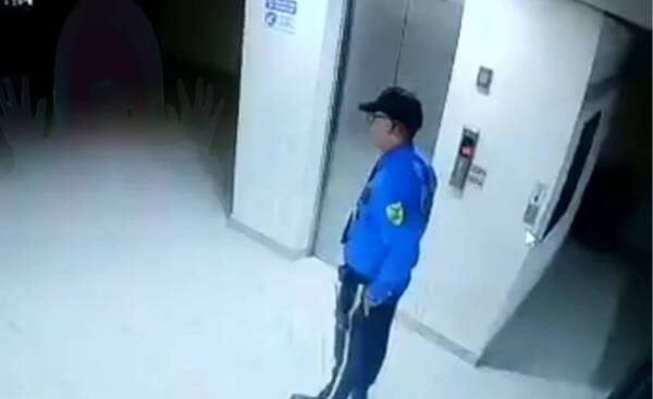 Crónica / [VIDEO] ¡Nde tavy! Guardia fue grabado hablando con un fantasma