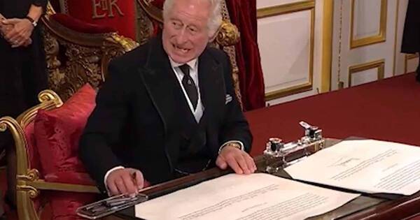 La Nación / Las manías del rey Carlos III: cordones planchados y baños a medida
