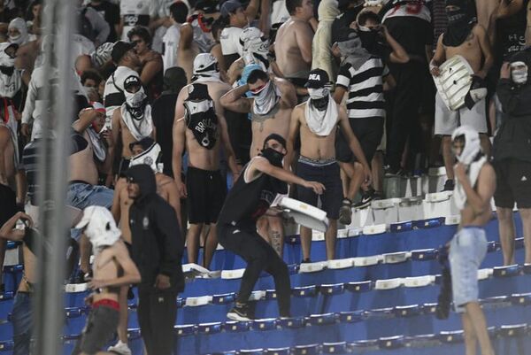 La barra organizada de Olimpia es suspendida por diez meses - Olimpia - ABC Color