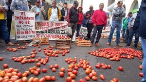 “Tomatazos” en Asunción: productores protestan debido a contrabando de hortalizas - Nacionales - ABC Color