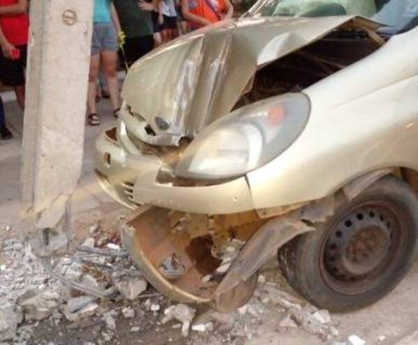 Crónica / Esquivó a una moto pero una columna le "salió" en frente