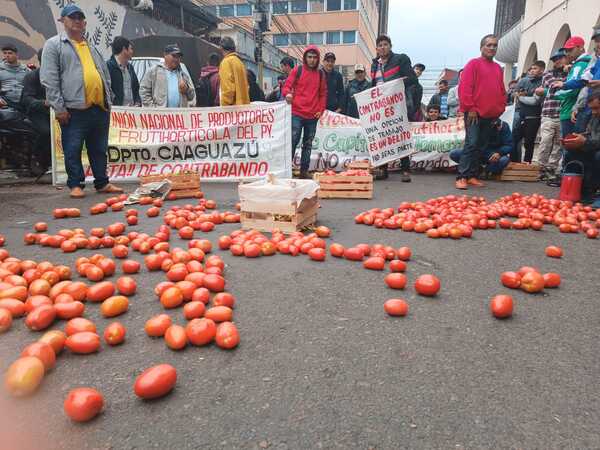 Productores tiran sus tomates en protesta contra contrabando