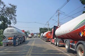 Desde Dicapar, explican presencia de camiones bolivianos en zona de Acceso Sur  - A La Gran 7-30 - ABC Color
