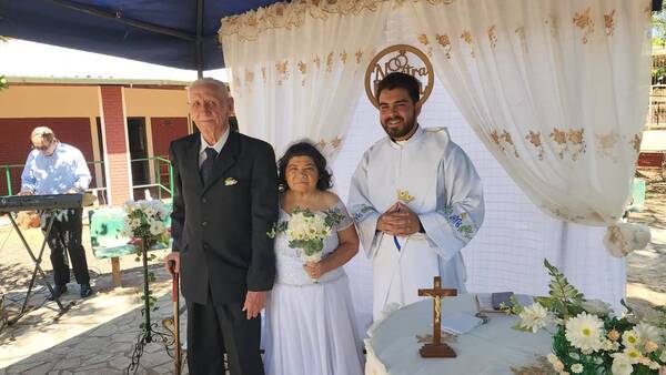 Awww..! Pareja de abuelos se casa en un albergue para ancianos