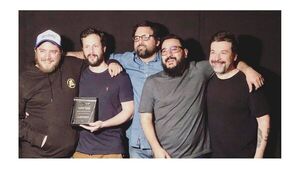 El grupo nacional Ripe Banana Skins recibió El Premio Condor