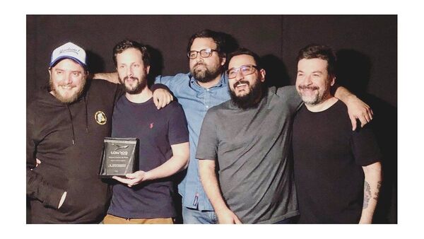 El grupo nacional Ripe Banana Skins recibió El Premio Condor