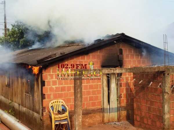 Fuego consume totalmente una vivienda en barrio Obrero - Radio Imperio