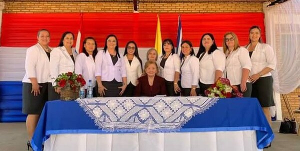 Presentan poemarios de una conocida docente sanjosiana - Noticiero Paraguay