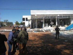 Imágenes de minutos antes del asalto tipo comando y explosión en el Banco Regional de Pirapó - Policiales - ABC Color