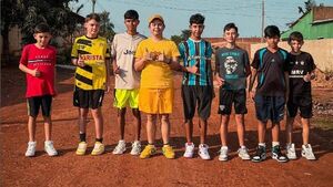 ¡Viva, viva Juan Ríos! Le regaló championes a sus amiguitos