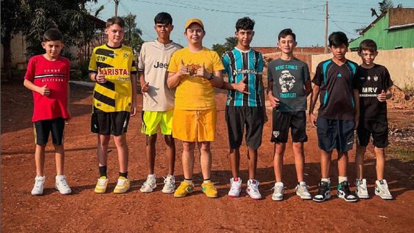 ¡Viva, viva Juan Ríos! Le regaló championes a sus amiguitos