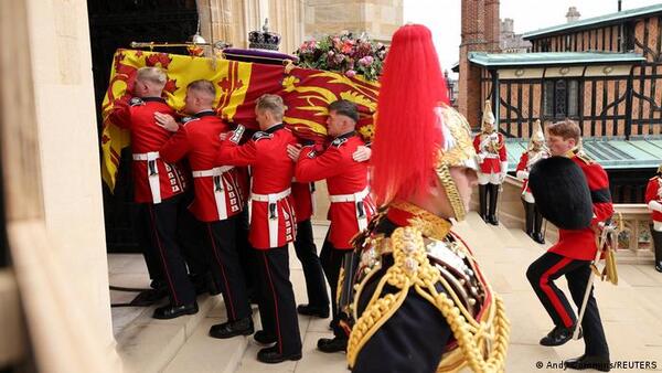 Termina funeral público de Isabel II con el descenso de su féretro a la cripta real en Windsor