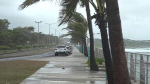 El huracán Fiona tocó tierra en la costa de República Dominicana con lluvias y vientos de más de 100 km por hora