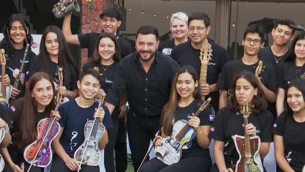 Lucas Sugo deslumbró interpretando “Recuerdos de Ypacaraí” junto a la Orquesta de Cateura - trece