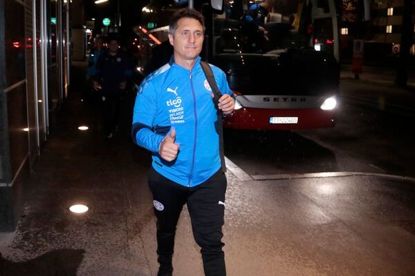 La primera delegación de la Selección Paraguaya llegó a la capital de Austria - Selección Paraguaya - ABC Color