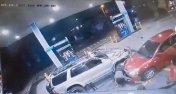 Crónica / Totalmente borracho, chocó y apretó a una joven contra otro vehículo