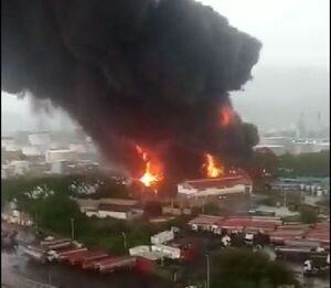 Un rayo provoca un incendio en una refinería en el este de Venezuela - Mundo - ABC Color