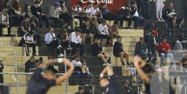 Crónica / Reaparecieron: Reducida cantiad de hinchas de la "O" en el estadio de Dos Bocas