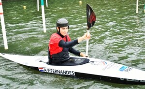 Campeona paraguaya en canotaje slalom entrena en Itaipú