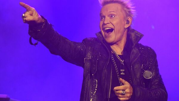 Con rebeldía, Billy Idol encendió la euforia del público paraguayo