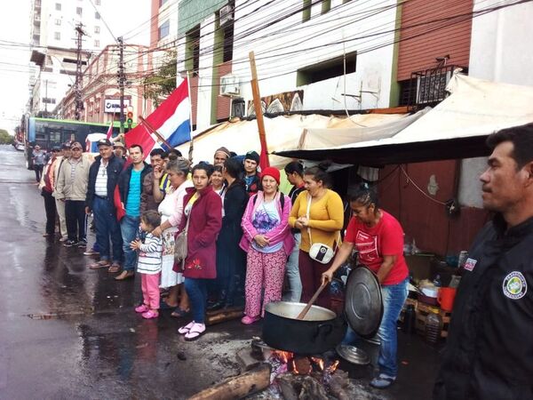 Cumplen un mes frente al Indert, bajo carpas - Nacionales - ABC Color
