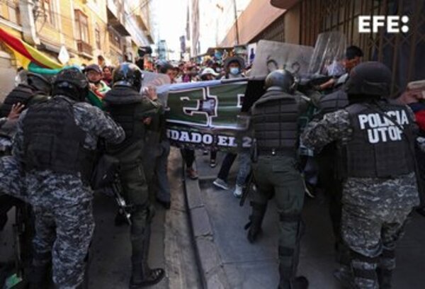 Cocaleros en disputa por Adepcoca chocan a pedradas en el centro de La Paz