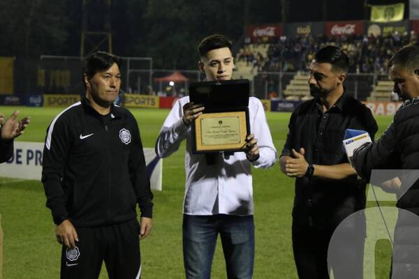 Crónica / [VIDEO-GALERÍA] El merecido homenaje a "Cachito" Espinoza antes del clásico en Dos Bocas