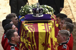Reino Unido: El féretro de Isabel II desciende a la cripta real - ADN Digital