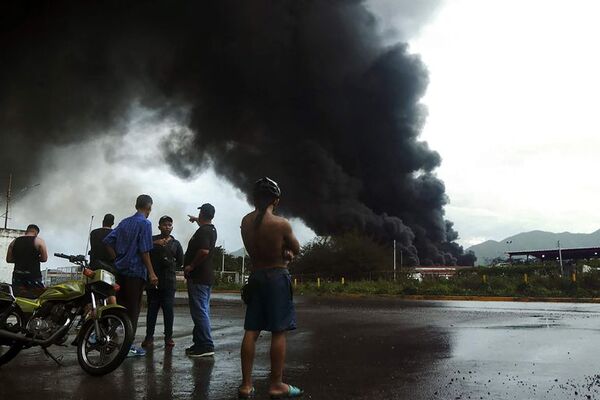 Bomberos extinguen el incendio en una refinería de zona costera de Venezuela - Mundo - ABC Color