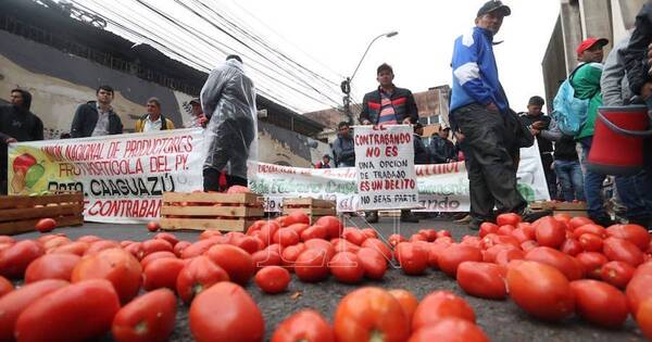 La Nación / Frutihortícolas se movilizan en repudio al contrabando