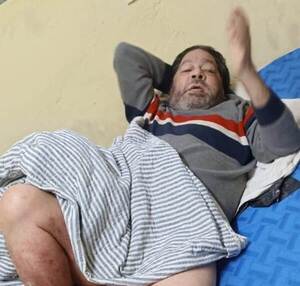 Con graves problemas de salud, hermano de senadora está abandonado y sin dinero - La Clave