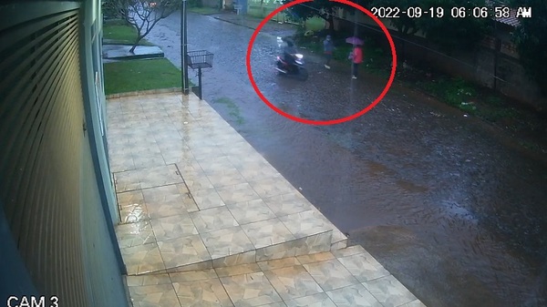 Ni la lluvia detiene a los motochorros en Ciudad del Este | Noticias Paraguay