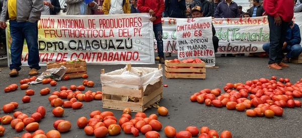 Productores frutihortícolas se manifiestan contra el contrabando