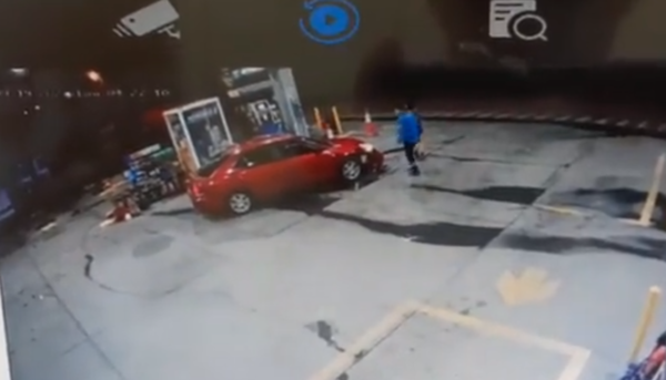 Diario HOY | Novio celoso y borracho atropelló a su pareja, huyó del lugar y cayó en una zanja
