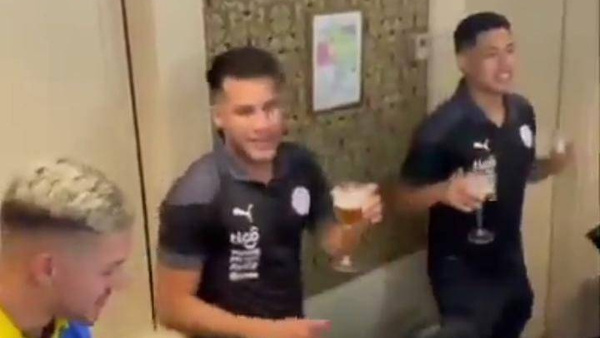 Crónica / [VIDEO] Peloteros de la Albirroja festejaron ¡con portugueses!