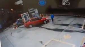 Novio celoso y borracho atropelló a su pareja, huyó del lugar y cayó en una zanja