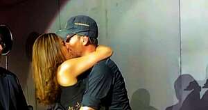 Diario HOY | Apasionado beso de una fan a Enrique Iglesias, en el ojo de la tormenta