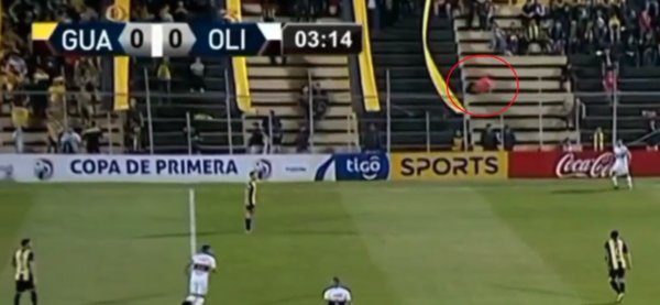 Aterrizó en el último escalón: ¡La tremenda caída de un hincha de Guaraní!