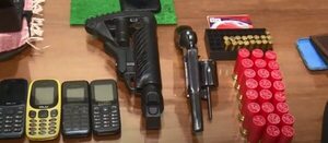 Capturan a dos hombres que tenían en su poder armas y objetos presumiblemente robados - Nacionales - ABC Color