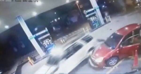 La Nación / Detienen a conductor ebrio por intentar atropellar a su pareja por celos