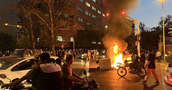 La Nación / Irán: tres muertos en protestas por mujer fallecida por velo malpuesto