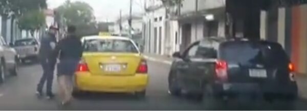 Video: tras discusión taxista termina tumbado en el piso en Asunción - Policiales - ABC Color