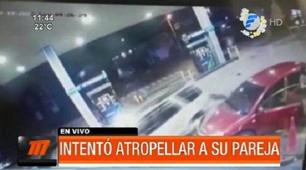 Imputan a hombre por intentar arrollar a su pareja en un surtidor