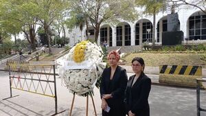 Con coronas de flores exigen justicia para Alexa Torres